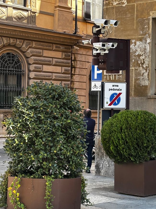a 1991 m de altura, pero se dice que está en buenas condiciones.</p>
<p>Pero antes queremos buscar un lugar de estacionamiento en la parte italiana de las montañas y disfrutar del día soleado.</p>
<p>Nos va muy bien en el pequeño pueblo de