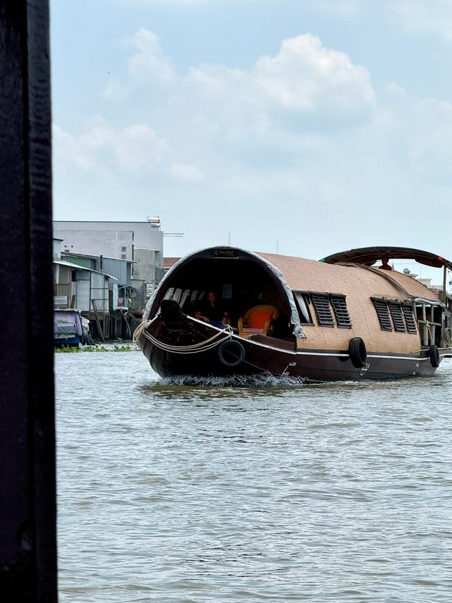 There are boats of all sizes in the river
