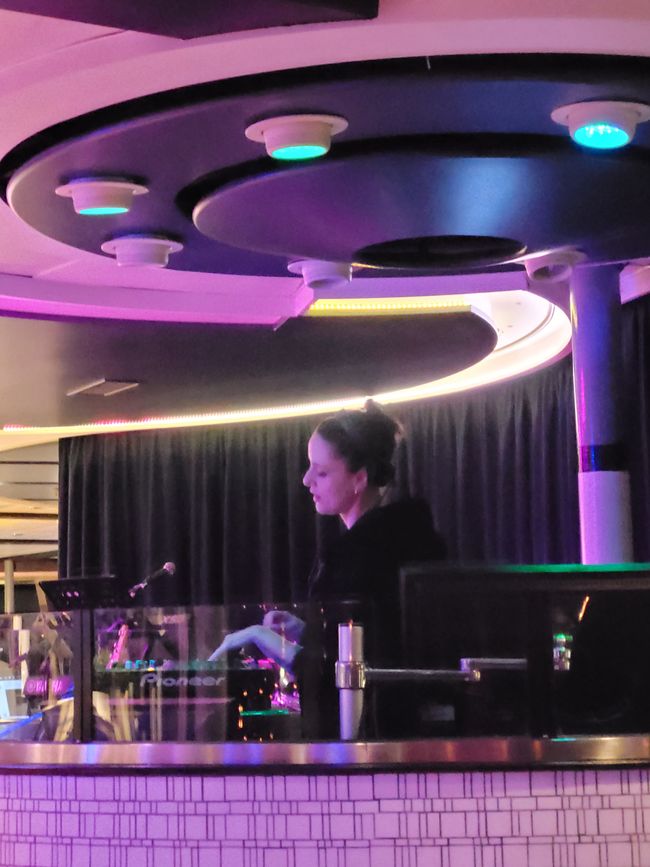 Vier Kellner, eine DJ und vier Gäste