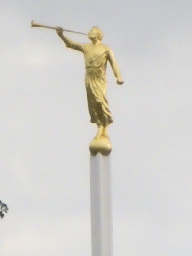 Ragt über die Siedlung