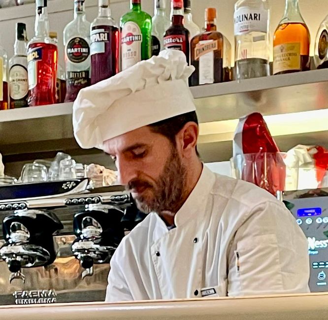 Der Küchenchef macht eine ordentliche Figur.