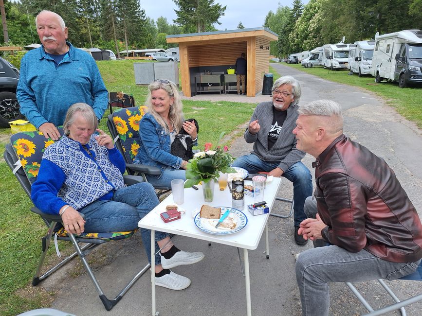 Ein neuer Camper wird beklebt
