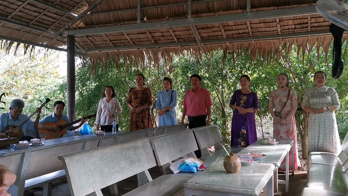 ... next stop was a tasting of local fruits with musical folkloric accompaniment ... harmonizing ...
