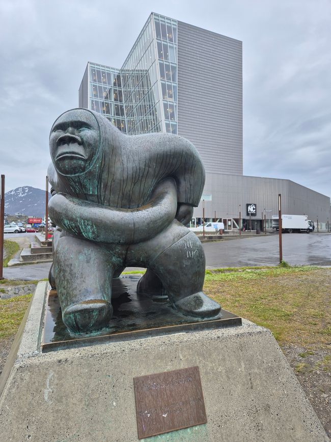 Eine Inuit-Skulptur vor dem Einkaufszentrum. 