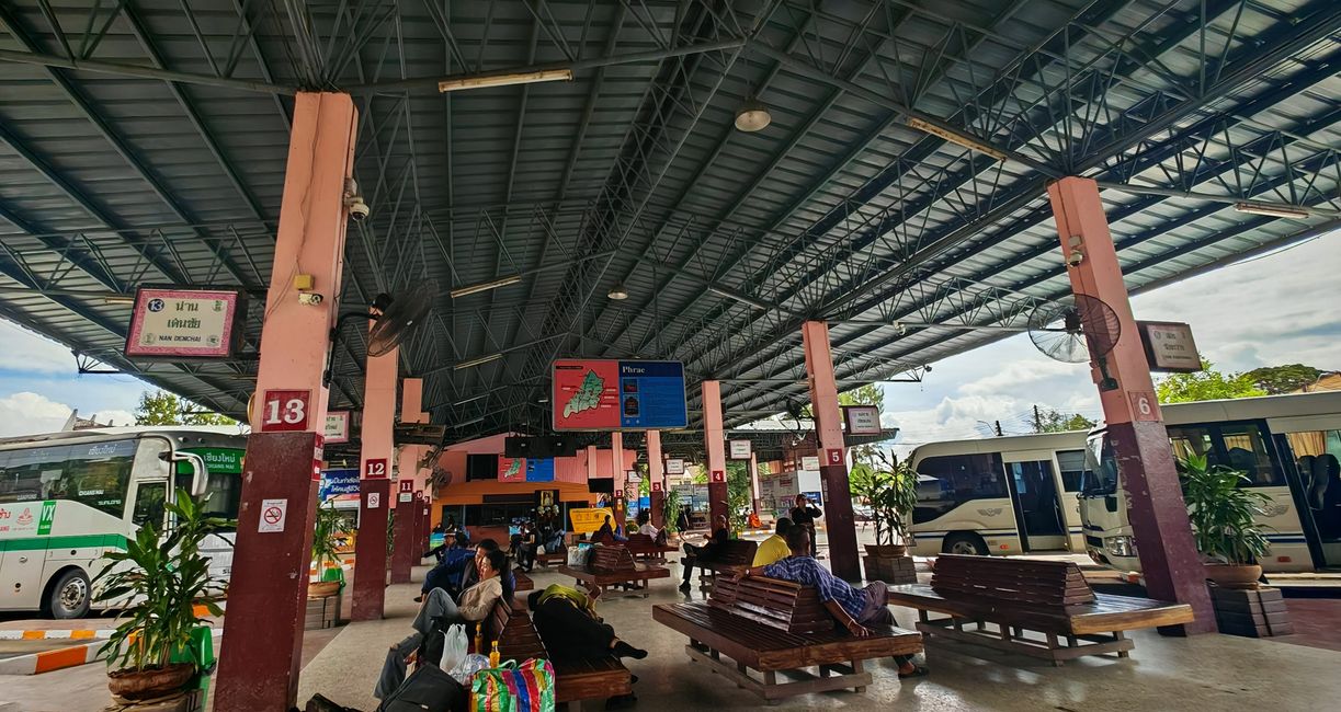 wir warten auf den Bus... 