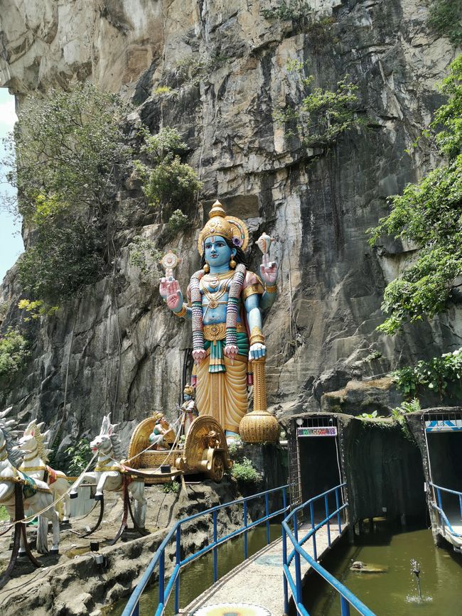 ... et direction la prochaine grotte - la grotte Ramayana ...