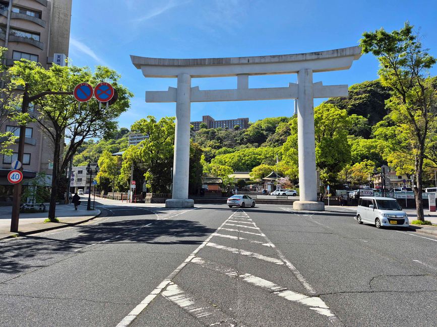 Terukuni Schrein - riesiger Torii