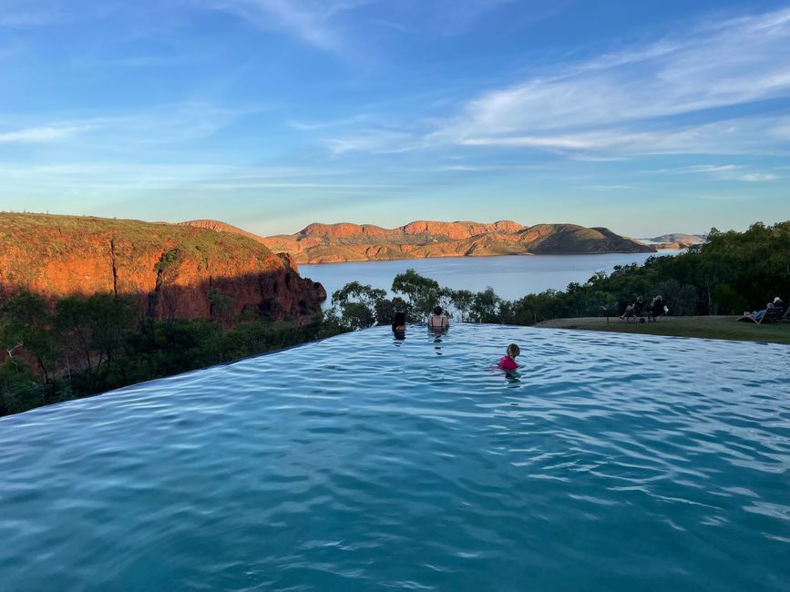 Vue sur le bord de la piscine à débordement au camping
