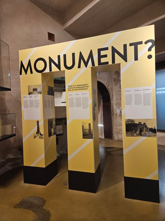 Ausstellung unter dem Siegesdenkmal 