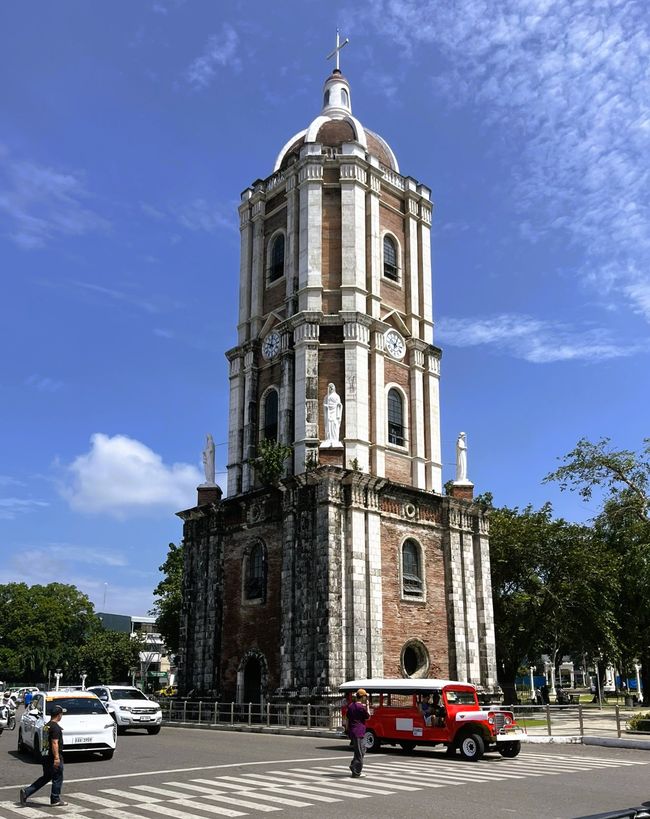  avec son côté frappant, surmonté d'une immense horloge. Il a été construit en 1933 par Eugenio Lopez Sr., le futur fondateur du plus grand empire médiatique philippin ABS-CBN. Celui-ci l'a nommé, d'après le nom de sa femme, Doña Pacita Building.</p><p style='text-align:justify'>Plus tard, le Doña Pacita Building est devenu le siège de l'université d'Iloilo. En 2008, le bâtiment devait être démoli, mais un programme municipal de préservation du patrimoine l'a sauvé : il a été rouvert en tant qu'hôtel en 2018.</p><p style='text-align:justify'>À l'extrémité inférieure de la Calle Real se dressent face à face, séparés par un petit parc, l'ancien cinéma Regent et l'ancien bureau des douanes. Dans le parc ombragé, des élèves et des étudiants des établissements d'enseignement supérieur voisins se rencontrent. Ils mangent des nouilles réchauffées dans des gobelets en papier. Un groupe de jeunes femmes enjouées répète des pas de danse sur la chanson 