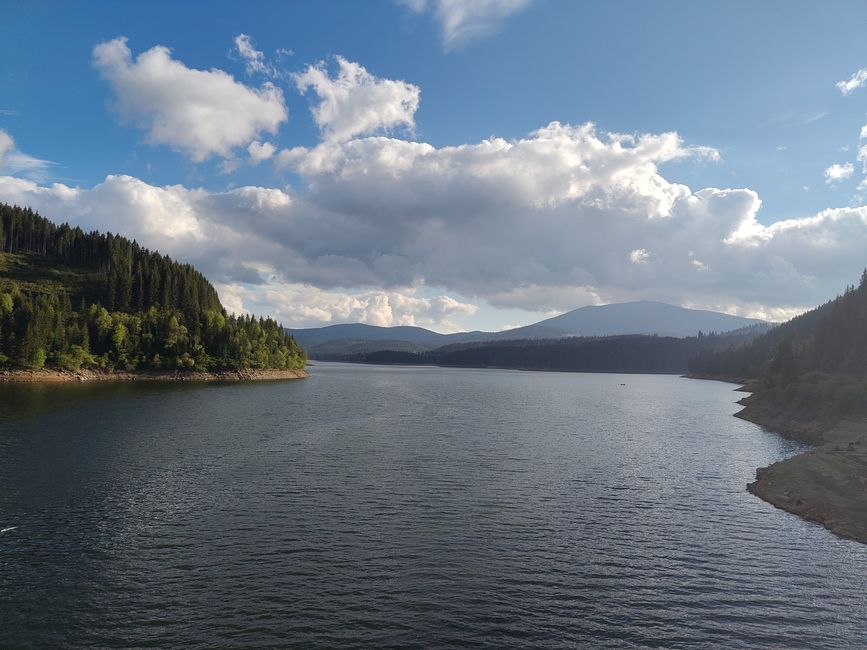 Und auf der anderen Seite der Stausee