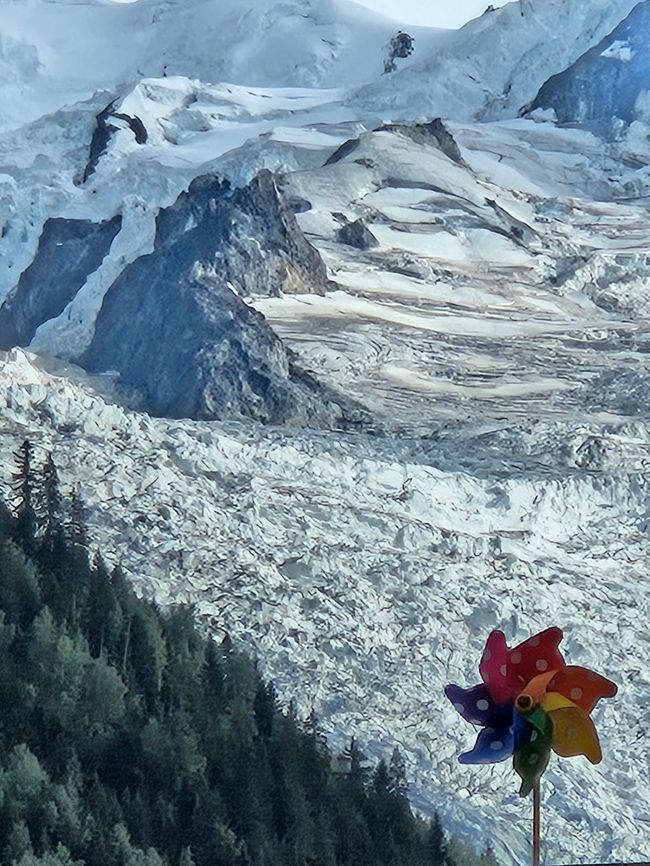 Windrad mit Bergpanorama
