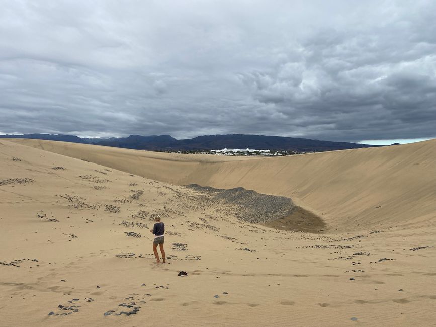 Die Dünen von Maspalomas beeindrucken uns nicht so sehr - das liegt aber auch am bedeckten Himmel, der die Dünen so unfotogen macht