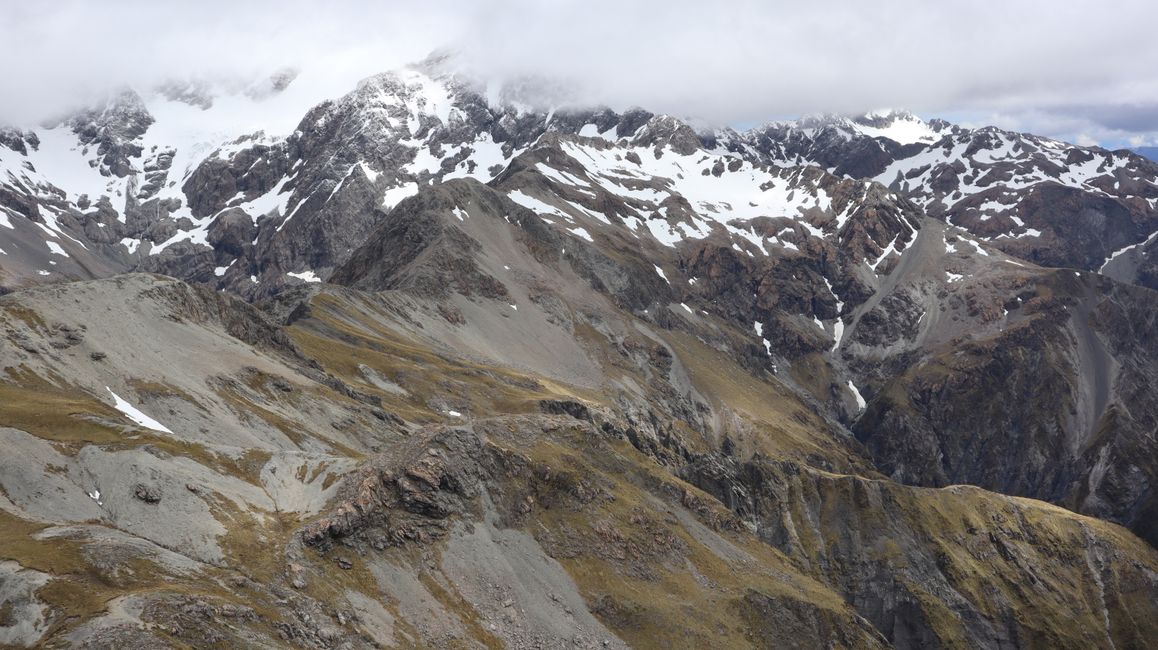 Die umliegenden Berge liegen noch in den Wolken