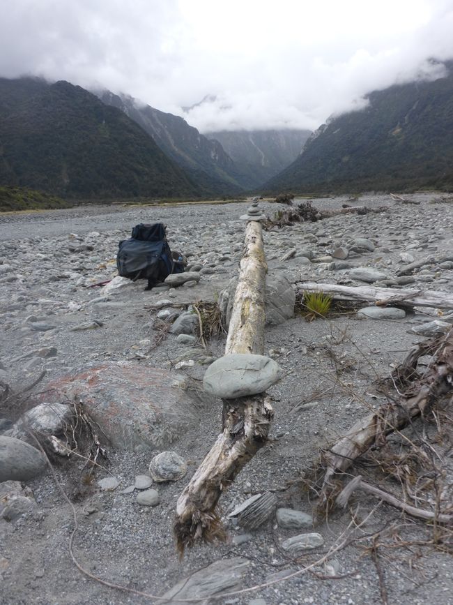 Je joue dans le lit de la rivière