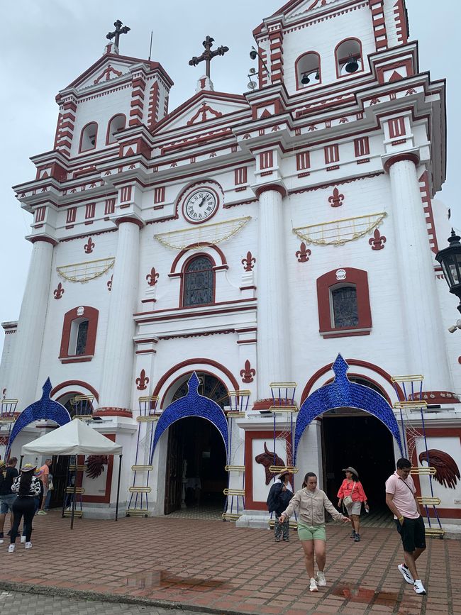 Chiesa nel centro di Guatap e9 05