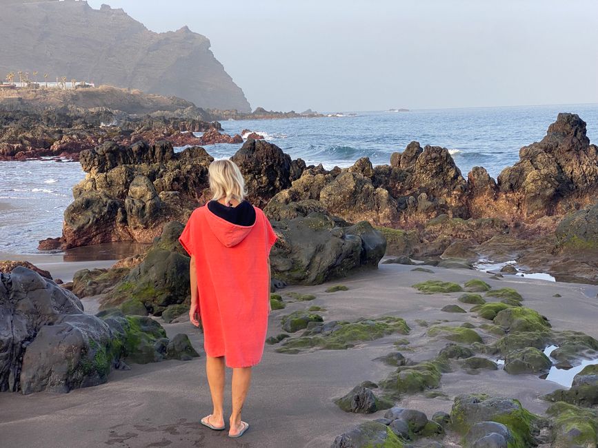 Morgens geht es zum Baden an den kleinen, schwarzsandigen Strand zwischen Felsen