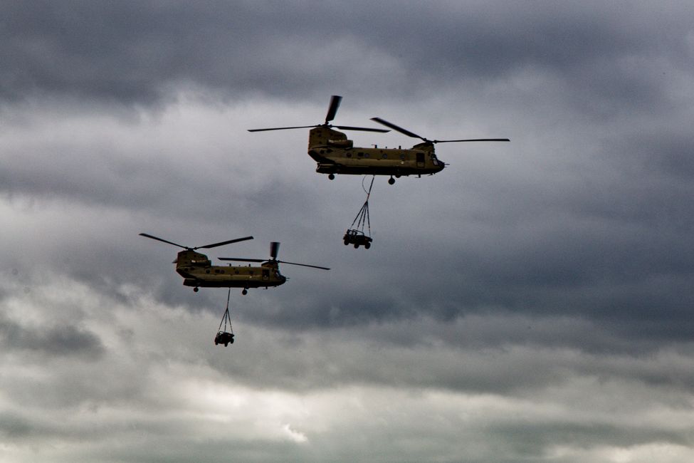 Flugzeuge und Fallschirmspringer