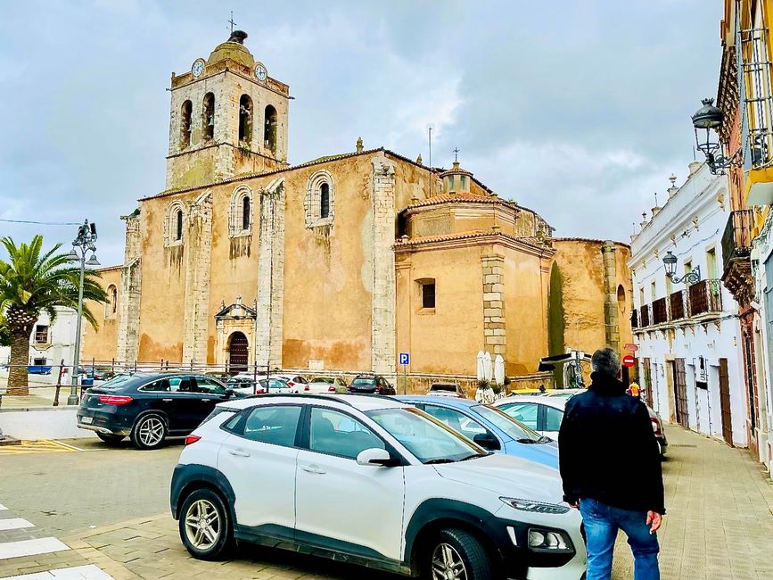 La remarquable église de Los Santos de Maimona se montre quant à elle dans une élégance sobre.