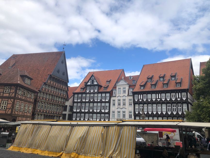 Renovated half-timbered houses stand around the market square in Hildesheim