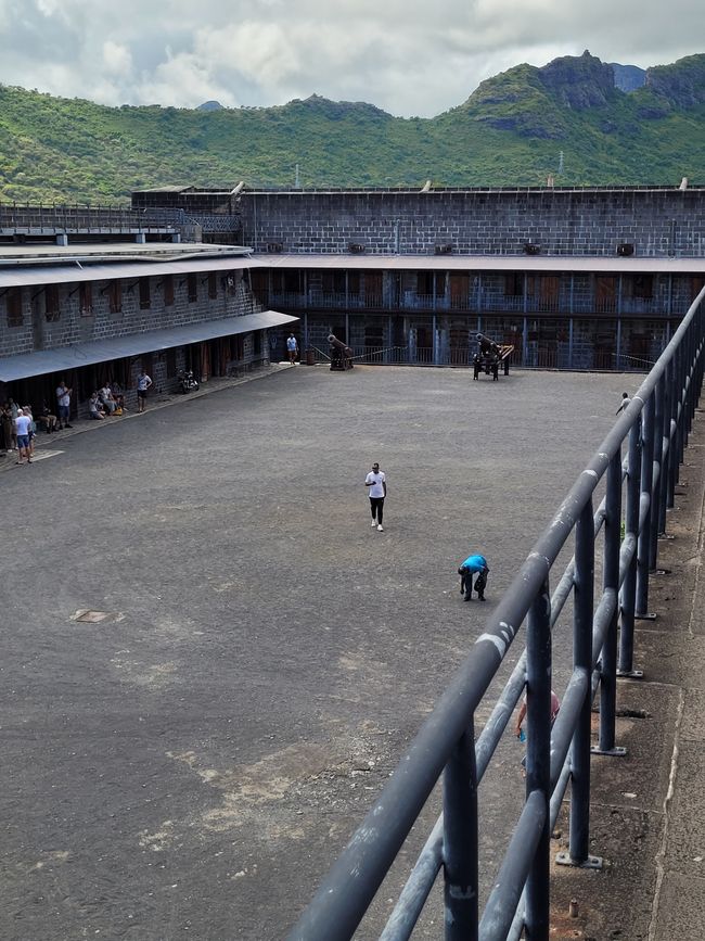 Tag 132 und 133 von 175: Kreuzfahrt rund um die Welt - Port Louis/Mauritius - geänderte Route - weiträumige Umfahrung der Krisengebiete