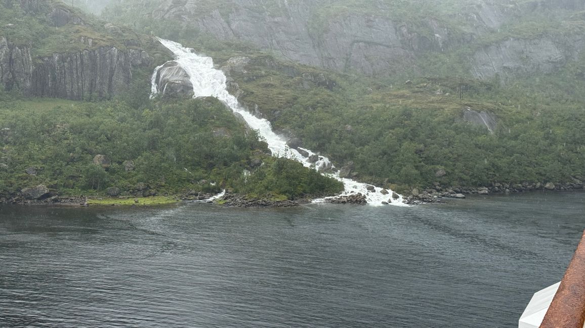 Der Wasserfall am Ende des Fjordes