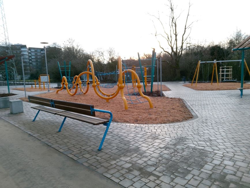 Spielplatzprüfung mit Herrchen in Braunschweig