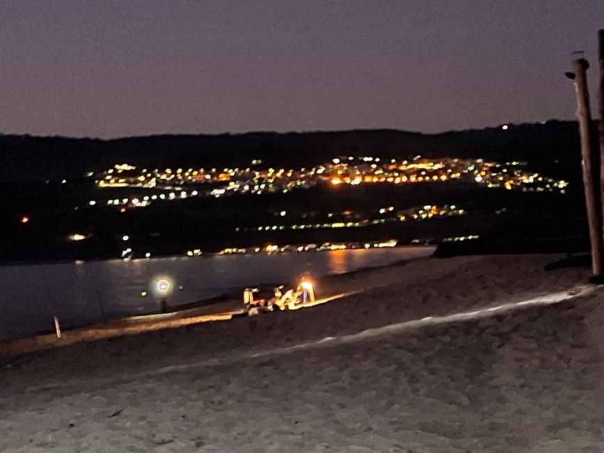 Strand und Stadt bei Nacht 