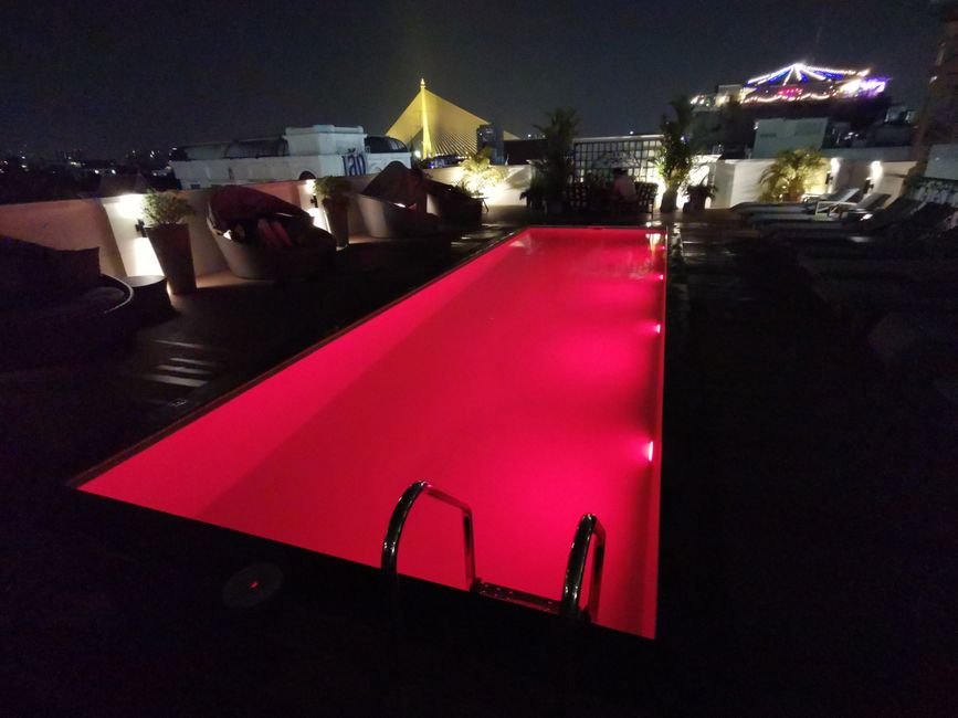 The hotel pool on the roof of Villa de Khaosan