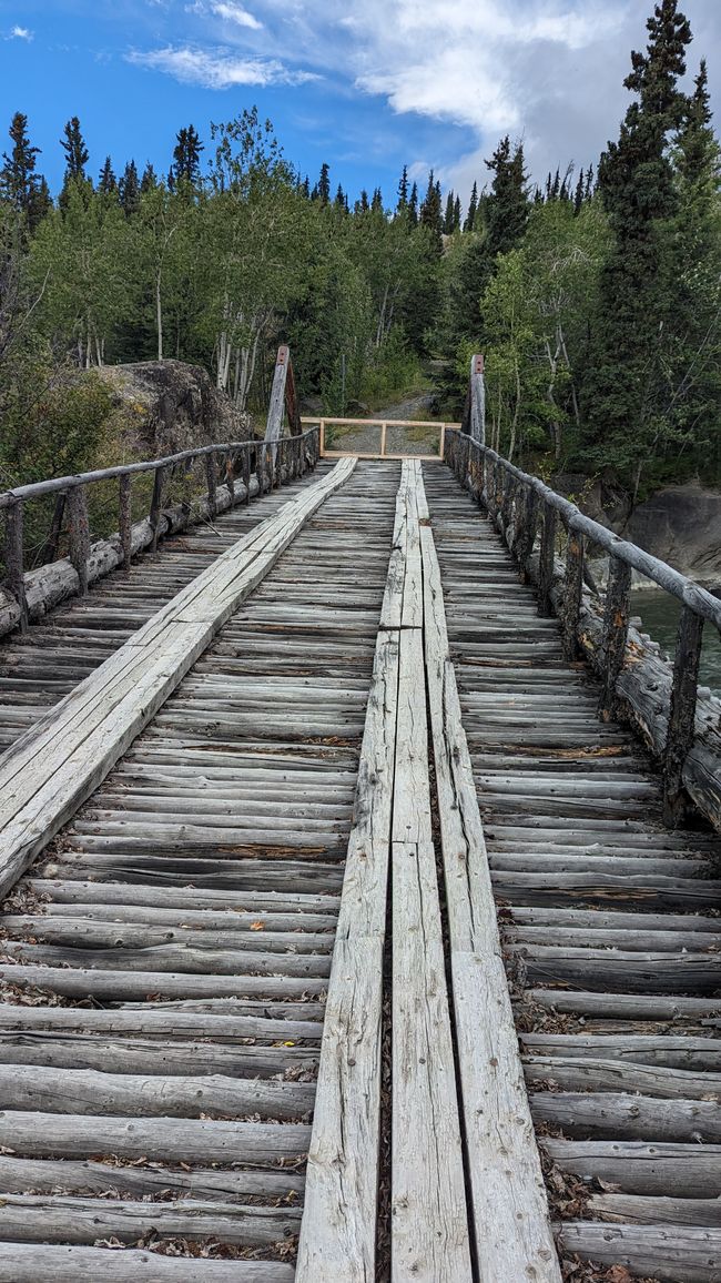 Tag 28: Kathleen Lake - Whitehorse: And Zack - there's the flat tire!