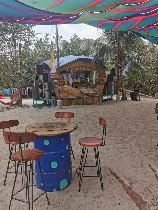 ... nächste Strandbar, aber noch keiner da/wach .... 