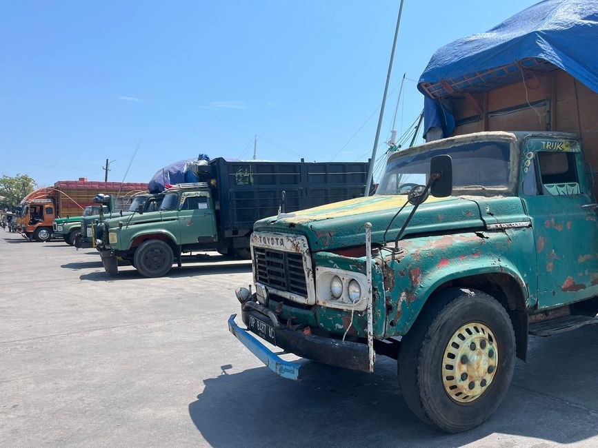 Trucks in the Port of Paotere