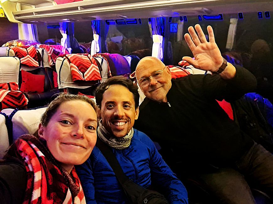 Mit Mégane und David im Nachtbus nach Makassar