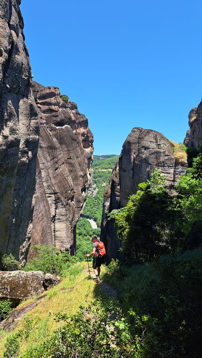 Abstieg zwischen den Felsen durch