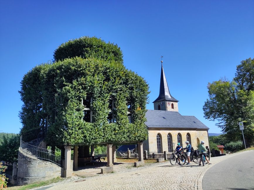 e Sommerlinde, in welcher wie in einem "lebendigen" grünen Baumsaal getanzt werden kann...