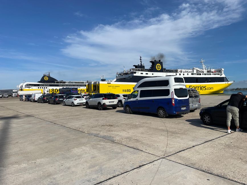 Cola frente al ferry 