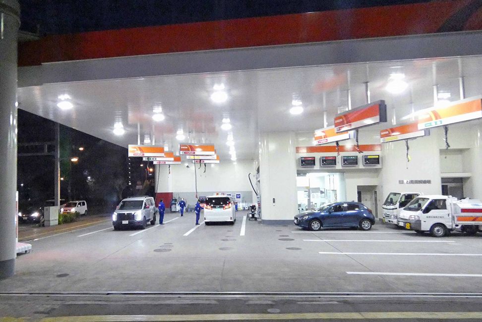 Tankstelle mit Scheibenwäsche