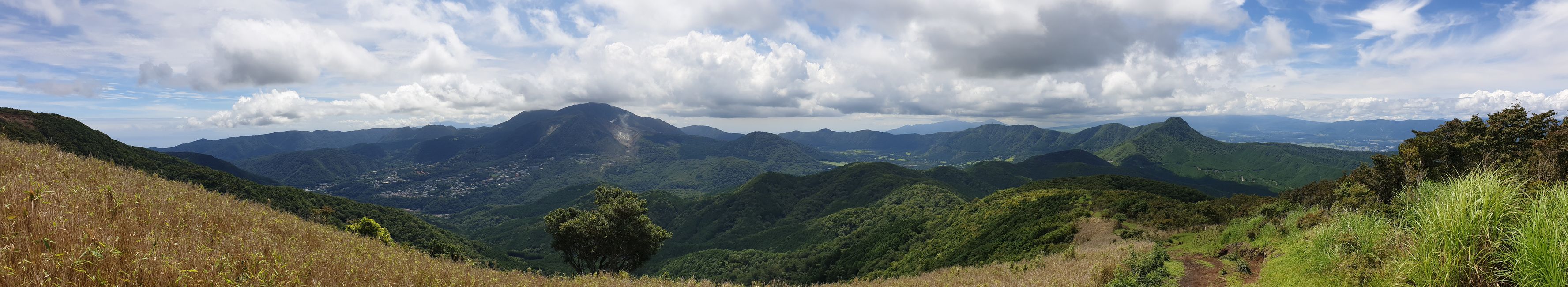 Viel bergige Natur