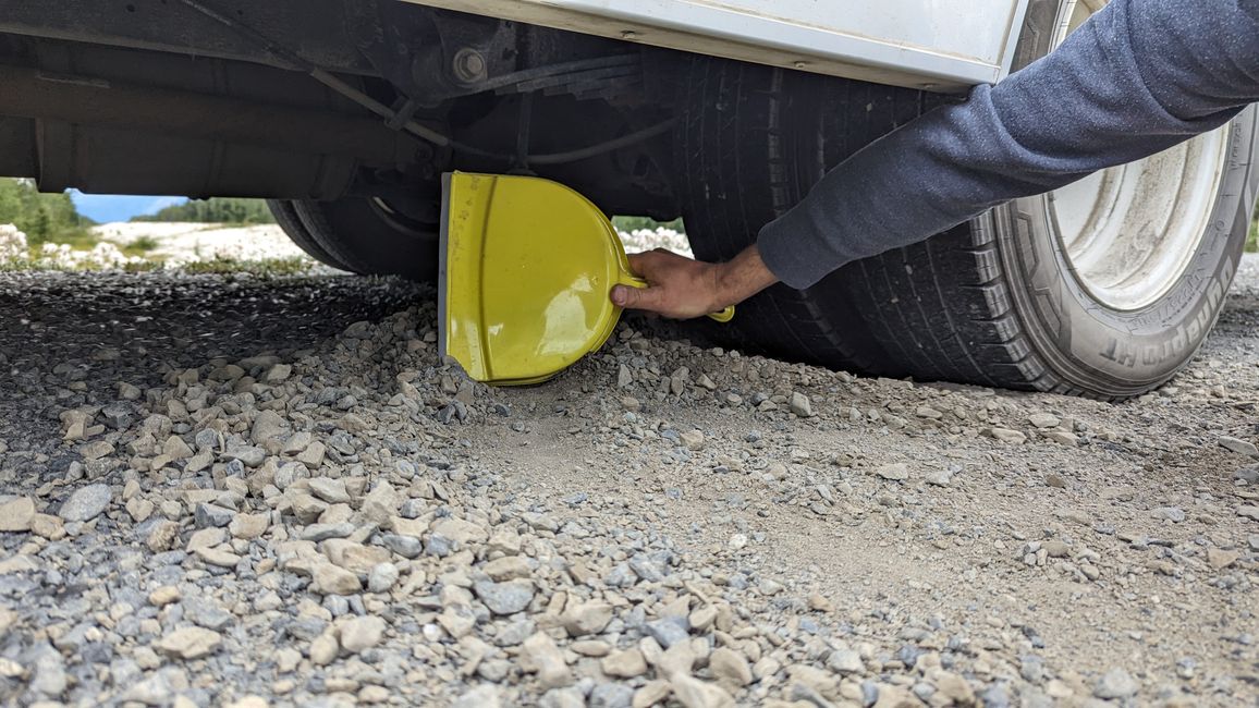 Tag 28: Kathleen Lake - Whitehorse: And Zack - there's the flat tire!