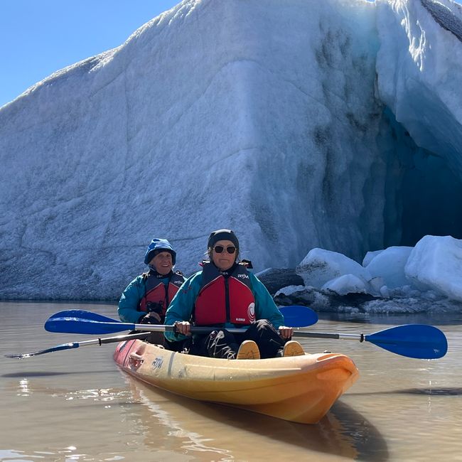 Faire du kayak sur le lac glaciaire