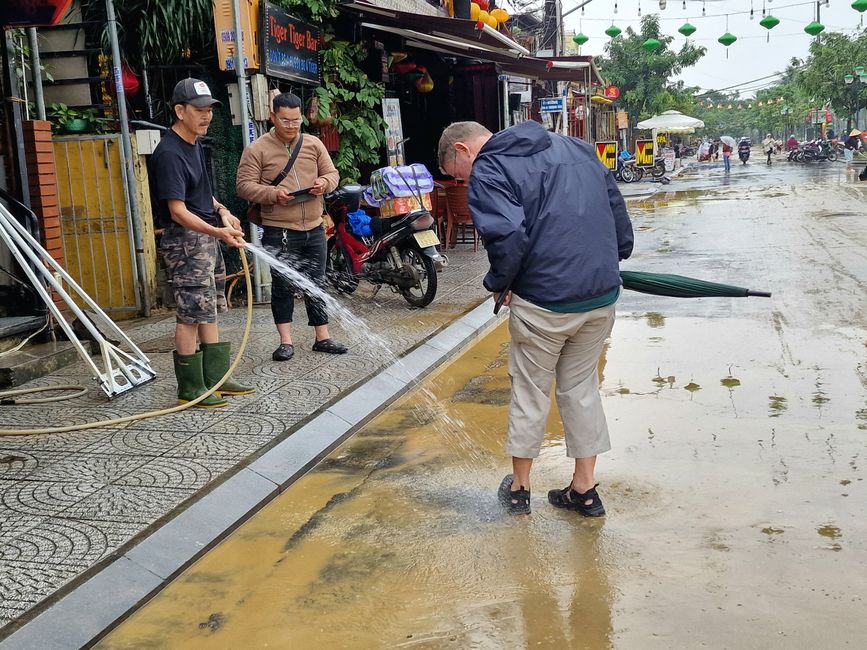 Vorüber die Flut.
Wer sah es wohl, du selig Land, 
wie dich die Welle überwand.
