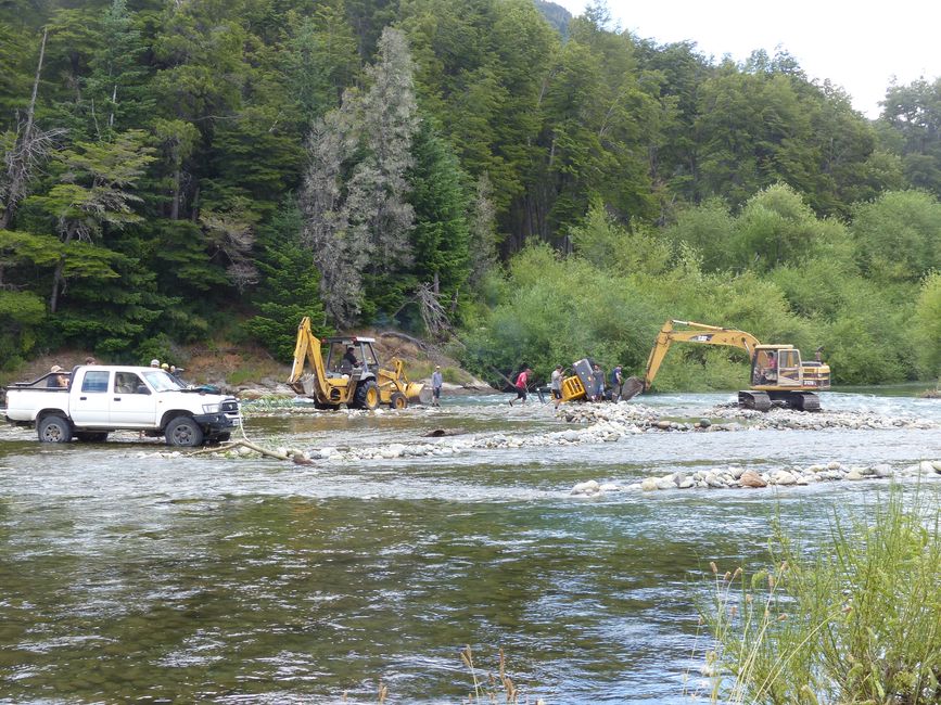 Excavator rescue on the river