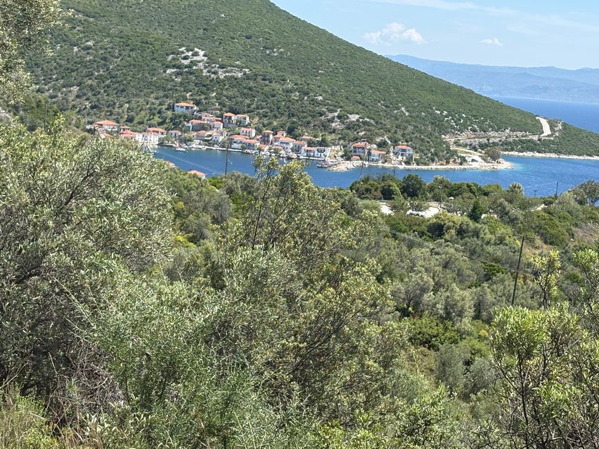 ....gran día con pueblo montañés y localidad costera....