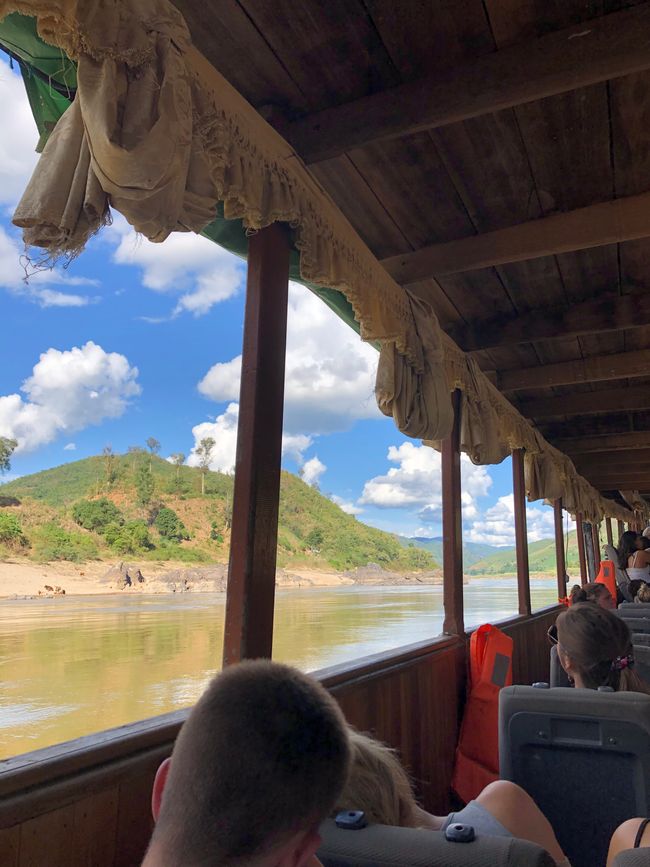 🇱🇦 Wir sind in Laos und fahren zwei Tage mit dem Slow Boat nach Luang Prabang