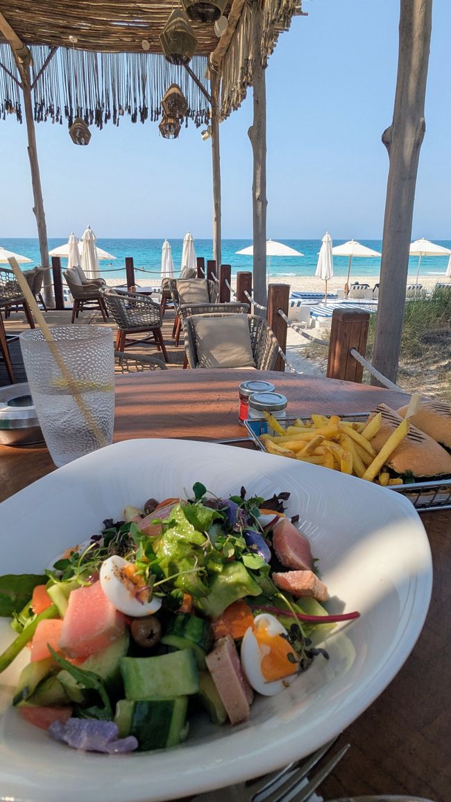 </p><p><br /></p><p><br /></p><p><b>For the statistics:</b></p><p>Traveled: 35 km</p><p>Weather: Full sun at 41.3 degrees during the day, 33 degrees in the evening (low values 30 degrees)</p><p>Ticket Saadiyat Beach Club – 425 AED for a Couple Day Pass (approximately 50€ / person, 100 € for both together as a