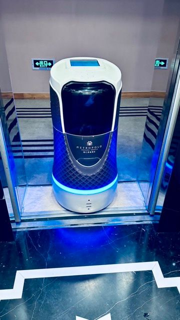 Persona con máquina de venta al por menor para ingresar al ascensor