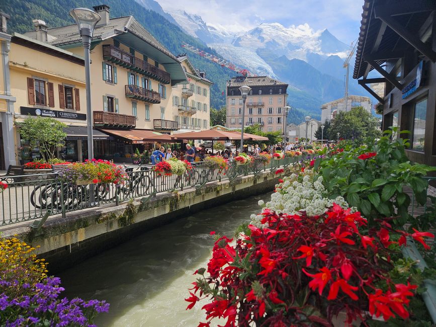 Blick über die Arve nach Chamonix und die Berge 