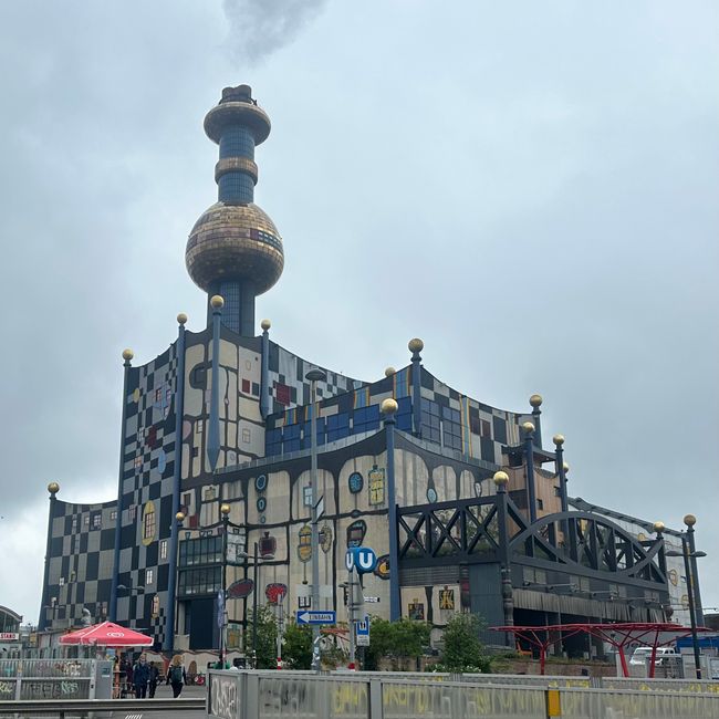 Müllverbrennungsanlage mit Fassade von Hundertwasser in Wien