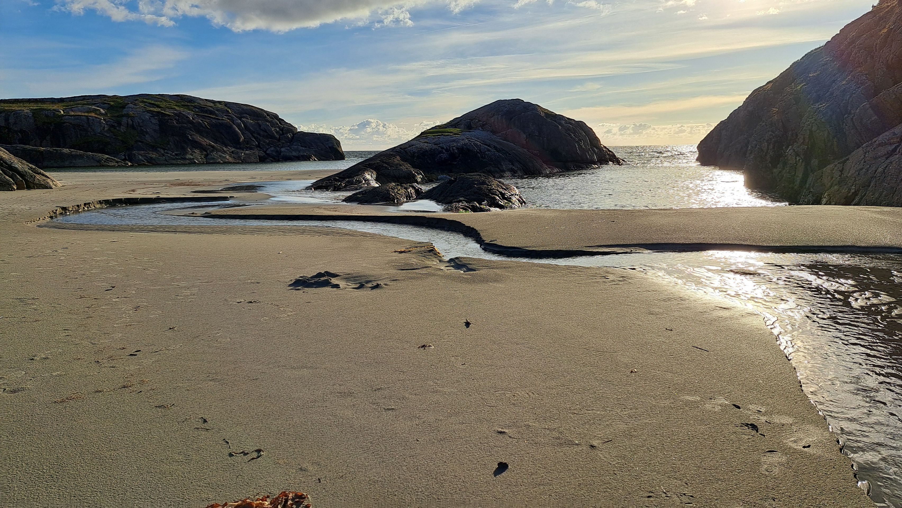 Passeggiata in spiaggia con lagune