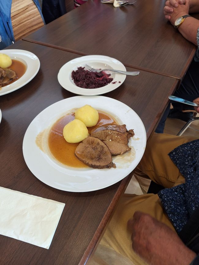 Sauerbraten mit Knödel und Rotkohl